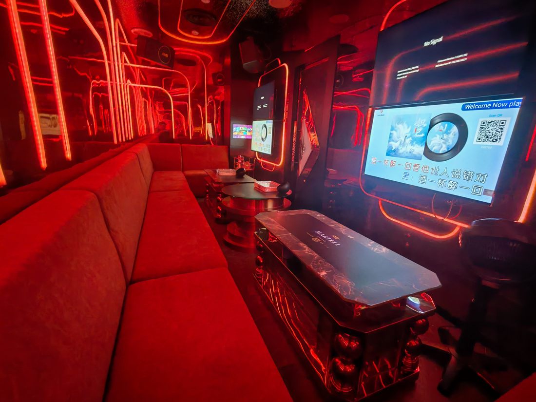 Gentlemen KTV interior 6